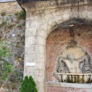 Restauro di antica fontana, Chianni, Pisa (I beni 